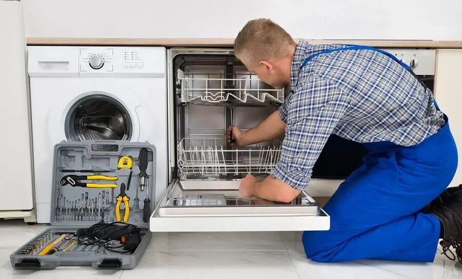 Pursaklar Luxell servisi teknisyen ekibi beyaz eşya tamiri yaparken
